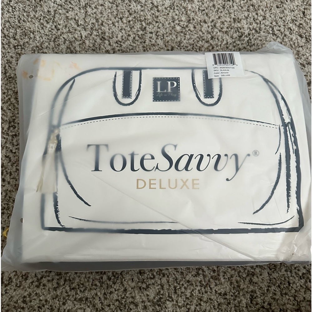 BNWT totesavvy deluxe in almond